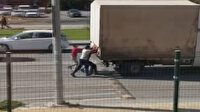 Sivas'ta hareket halindeki kamyonetin arkasına asılan çocukların tehlikeli oyunu kamerada