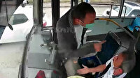 Durak harici inmek isteyen yolcu hareket halindeki otobüsün frenine bastı