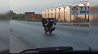 Antalya'da motosikletli sürücünün tehlikeli yolculuğu kamerada