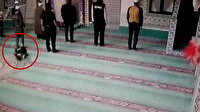 Babanın, camiyi sevdirmek için oğluyla oynadığı oyun kameraya yansıdı