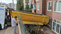 Kahramanmaraş'ta freni boşalan hafriyat kamyonu apartmana girdi