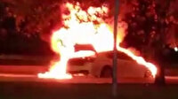 Kartal'da lüks otomobil alev topuna döndü