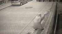 Şehit Esma Çevik'in babaevine asılan Türk bayrağının ipini kopararak yere atan kadın kamerada