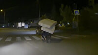 Elektrikli bisikletle 2 yatak birden taşırken görüntülendi