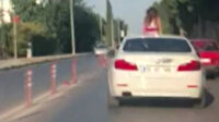 Balıkesir'de kızın otomobil üzerinde tehlikeli yolculuğu kamerada