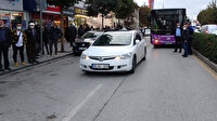 Hatalı park eden otomobilin etrafındaki kalabalığa 'sosyal mesafe' uyarısı