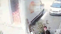 Kamyonet sürücüsünün ihmali, yolda yürüyen vatandaşın sonu oluyordu: Açık unutulan kapağın çarpma anı kamerada