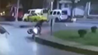 Motosikletli kurye cadde üzerindeki tabelaya böyle çarptı