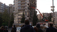İzmir'de yıkılan binayı film izler gibi izlediler