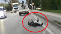 Kasasına tutunduğu kamyonetten düştü: Hızla gelen aracın altında kalmaktan son anda kurtuldu