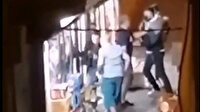 Uyuşturucu tacirleri sokakta dehşeti yaşattılar: 10 yaşındaki çocuğu silahla vurdular babasını da bıçakladılar