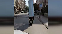 2 metrelik metal silindiri başına geçirerek taşıdı