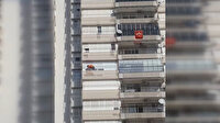 Antalya'da bir kişi cam silmek için canını hiçe saydı: Balkon korkuluğuna çıkıp hayatını tehlikeye attı