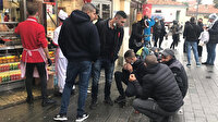 Koronavirüs tedbirleri kapsamında içeriye alınmayanlar büfe önünde çömelerek yemek yedi