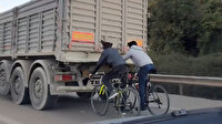 Bursa'da bisikletli gençlerin tehlikeli yolculuğu kamerada