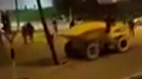Fransa’da bir grup çaldıkları iş makinası ile güvenlik kameralarını yıktı