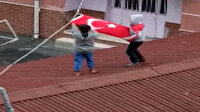 Küçük çocukların bayrak sevgisi: Rüzgarda toplanan bayrağı açmak için hayatlarını tehlikeye attılar