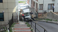 Şişli'de kamyon yokuştan kayarak kaldırıma çıktı: Halatla bağladılar