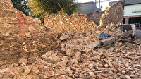 İzmir depremin izleri Konak'ta hala araçların üzerinde duruyor
