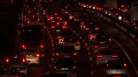 İstanbul'da kısıtlama öncesi evlerine yetişmeye çalışan vatandaşlar trafik ve metrobüslerde yoğunluk oluşturdu