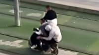Antalya'da elektrikli bisiklete 4 kişi binip tramvay yolunda ilerlediler