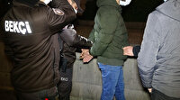 İki suçtan aranan genç polise adres sorunca yakayı ele verdi