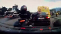Motosiklet sürücüsünün ölümle burun buruna geldiği anlar kamerada