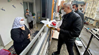Annesinin doğum gününü vinçle kutladı