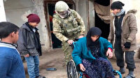 Mehmetçik, Barış Pınarı bölgesinde yaşlı kadına tekerlekli sandalye hediye etti