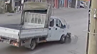 Trafik kazasının görüntüleri saniye saniye güvenlik kamerasına yansıdı