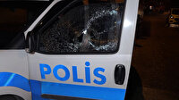 Kısıtlamayı ihlal cezası yazan polislere saldırdılar polis arabasının camlarını kırdılar