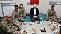 Bakan Soylu'dan Mehmetçik ile çekilen fotoğraftan rahatsız olanlara cevap: Bizim köyde şöyle söylerler; İt ürür kervan yürür!