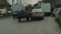 Küçükçekmece'de başıboş at trafiği birbirine kattı