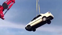 Metrelerce yükseklikteki vince bağlanan otomobilde canlarını tehlikeye attılar
