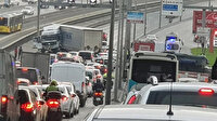 Beylikdüzü'nde bariyerlere çarpan tırın sürücüsü yaralandı