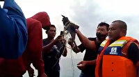 Endonezya'da kalktıktan 4 dakika sonra düştüğü tahmin edilen uçağa ait parçalar bulundu