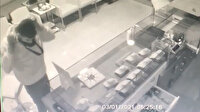 Çuvalla kuyumcu dükkanına gelen hırsızlar iki bilezik alıp gittiler