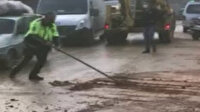 İzmir'de sel sonrası yolda biriken çamuru polis memuru böyle temizledi
