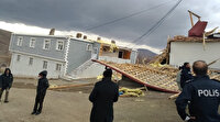 Erzincan'da fırtına çatıları uçurdu