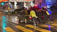 Zonguldak'ta trafik polisleri yolda kalan otomobili iterek sürücüye yardım etti