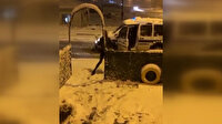 Devriye gezen polislere kar topu atınca ortaya eğlenceli görüntüler çıktı
