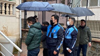 Zabıtalar dışarıda namaz kılanlar ıslanmasın diye şemsiye tuttu