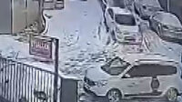 Bağcılar'da buzlanan yolda kaza yapan otomobil kamerada