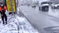 İstanbul'da tepki çeken uygulama: Belediye çalışanı sokakları elle tuzladı!