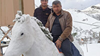 Kardan adam yerine kardan at yaptılar: Bir de üzerine bindiler