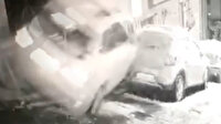 Sürücünün kontrolünü kaybettiği lüks cip, park halindeki araca ok gibi saplandı