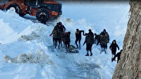 Köyde mahsur kalan hasta, köylülerin omuzlarında ve kızağa çevrilen sedyede taşınarak kurtarıldı