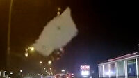 Kocaeli'de otomobilin camına buz kütlesi düşen akademisyenin zor anları kamerada