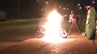 Alev alev yanan motosikletine damacanadaki suyla müdahale etti