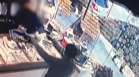 Çekmeköy’de kuyumcuda silahlı gasp kamerada